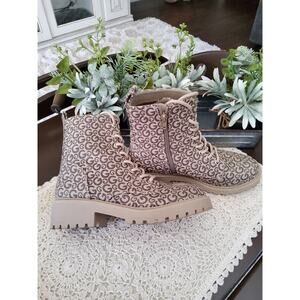 Guess Fearne Logo Combat Boots Tan Brown Monogram Lug Sole Ankle Booties Size 7